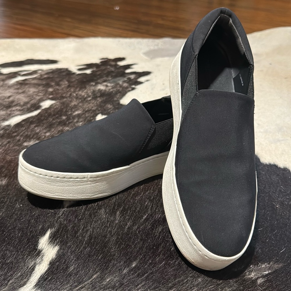 Women’s Vince Slip-on Tennis Shoes. Black sz. 9. Cushioned heal. Amazing!